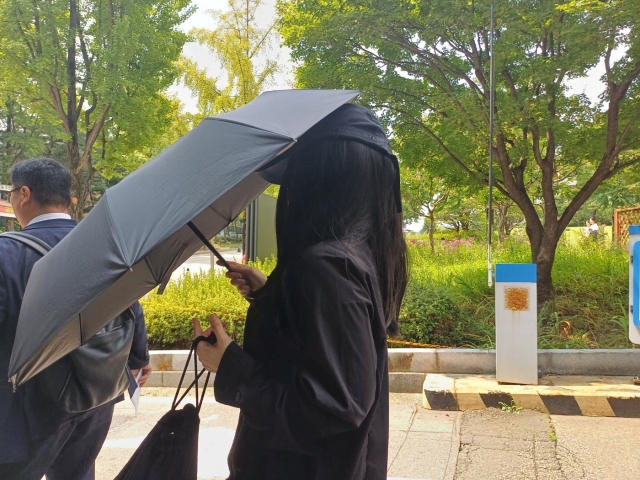 가수 강다니엘의 명예를 훼손한 혐의로 재판에 넘겨진 유튜버 '탈덕수용소'(오른쪽)가 지난달 서울 서초구 서울중앙지법에서 열린 결심공판에 출석한 뒤 변호인과 함께 법정을 나서고 있다. [연합]