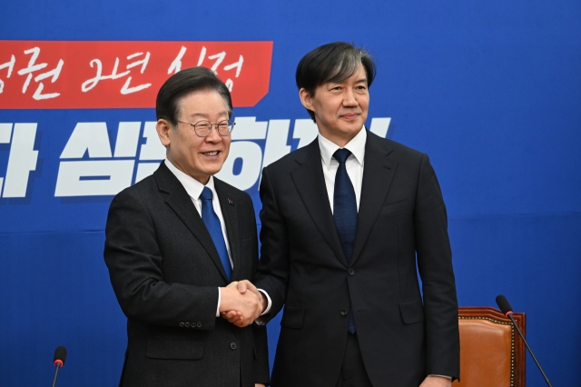 Cho Guk (right), leader of the Cho Guk Reform Party, is preventing Lee Jae-myung, the leader of the Democratic Party, at the National Assembly in Yeouido, Seoul on March 5. Photo by Lim Se-jun