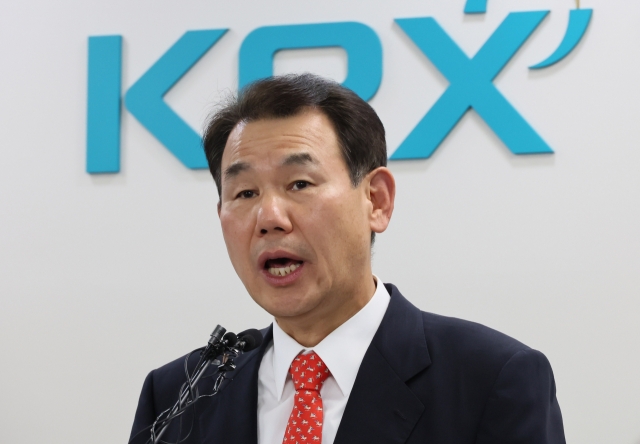 정은보 한국거래소 이사장이 지난 24일 서울 영등포구 한국거래소에서 코리아 밸류업 지수의 구성 종목 및 선정 기준 등에 대해 발표하고 있다. [연합]