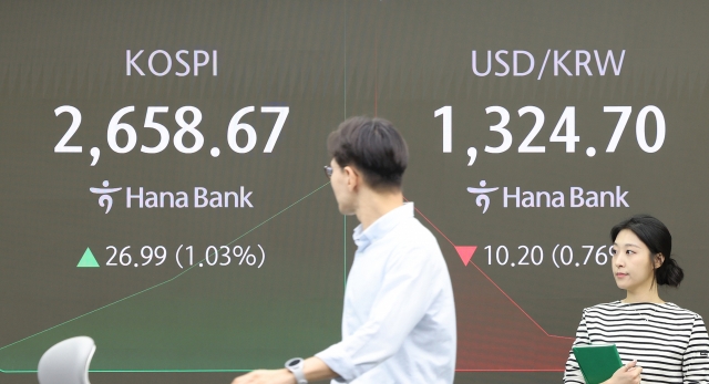 25일 오전 서울 중구 하나은행 본점 딜링룸에서 딜러들이 업무를 보고 있다. 이날 코스피는 전 거래일보다 21.03p 오른 2,652.71로 개장했다. 원/달러 환율은 9.9원 내린 1,325.0원, 코스닥지수는 2