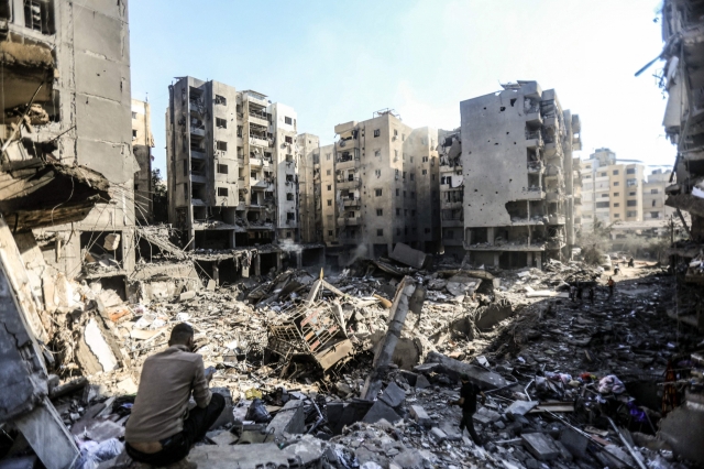Residents inspect the site of an Israeli airstrike targetting Hezbollah leader Hassan Nasrallah in the southern Beirut suburb in Lebanon on the 29th (local time). [AFP]