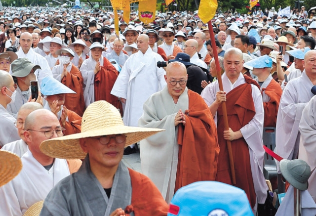 Jinwoo Sunim (center), the general manager of Jogye Order, is entering the opening ceremony of the '2024 International Meditation Congress' held at Gwanghwamun Square in Jongno-gu, Seoul on the afternoon of the 28th. The International Meditation Congress, held until October 1 for four days at major temples and meditation spaces nationwide.