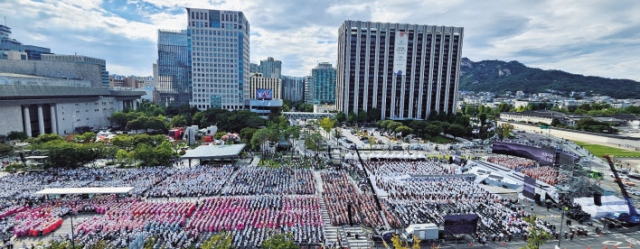 Buddhist followers filling the opening ceremony of the '2024 International Meditation Congress' held at Gwanghwamun Square in Jongno-gu, Seoul on the afternoon of the 28th. Photo by Lee Sang-seop