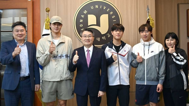 박상철 에볼루션 바카라사이트 총장, 펜싱 금메달리스트 오상욱 선수 환담