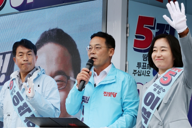 Progressive Party candidate Lee Seok-ha, who ran for reelection as the mayor of Yeonggwang-gun in Jeonnam, is campaigning. [Yonhap]