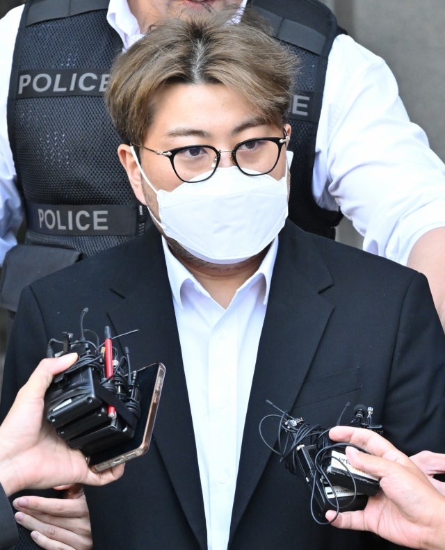 <b>김호중</b> "발목 아파. 풀어달라" 호소했지만…구속 2개월 더 <b>연장</b>