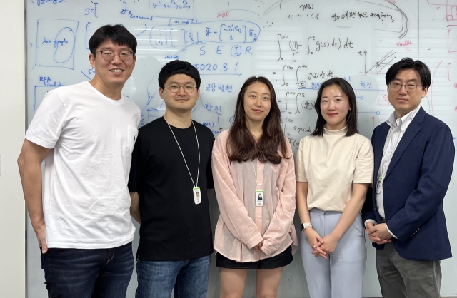 Collaborative research team involved in this study. From left: Kim Jae-kyung CI (IBS/KAIST), Dr. Hong Hyuk-pyo (IBS/KAIST, currently at University of Wisconsin), Senior Researcher Choi Sun-hwa (National Institute for Mathematical Sciences), Dr. Eom Eun-jin (Korea University, currently at Disease Control Headquarters)