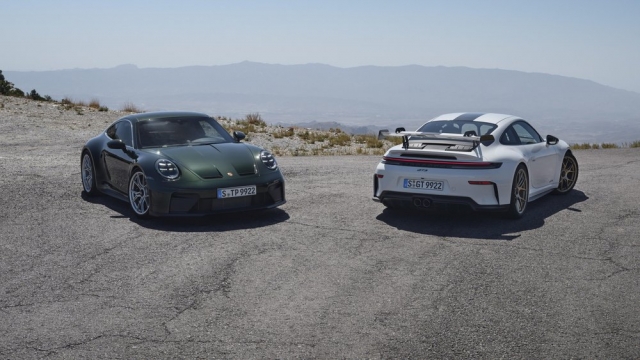 911 GT3 투어링 패키지(왼쪽)와 911 GT3 바이작 패키지. [포르쉐코리아 제공]