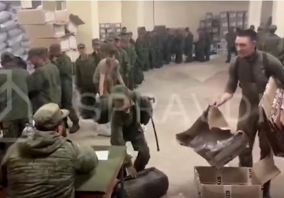 Video released on the 18th (local time) by the Ukrainian Military Strategic Communications and Information Security Center (SPRAVDI) showing soldiers, suspected to be North Korean, lining up to receive Russian supplies. [Yonhap]