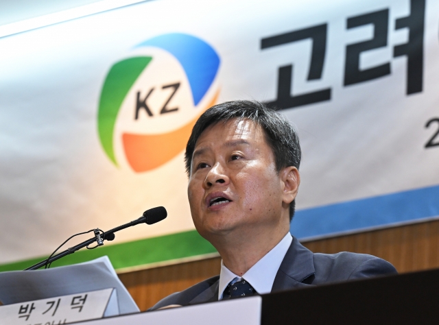 박기덕 고려아연 사장이 22일 오전 서울 중구 코리아나 호텔에서 법원의 가처분 기각 결정에 대한 입장, 경영권 분쟁에 대한 향후 대응 계획에 대한 기자회견을 하고 있다. 이상섭 기자