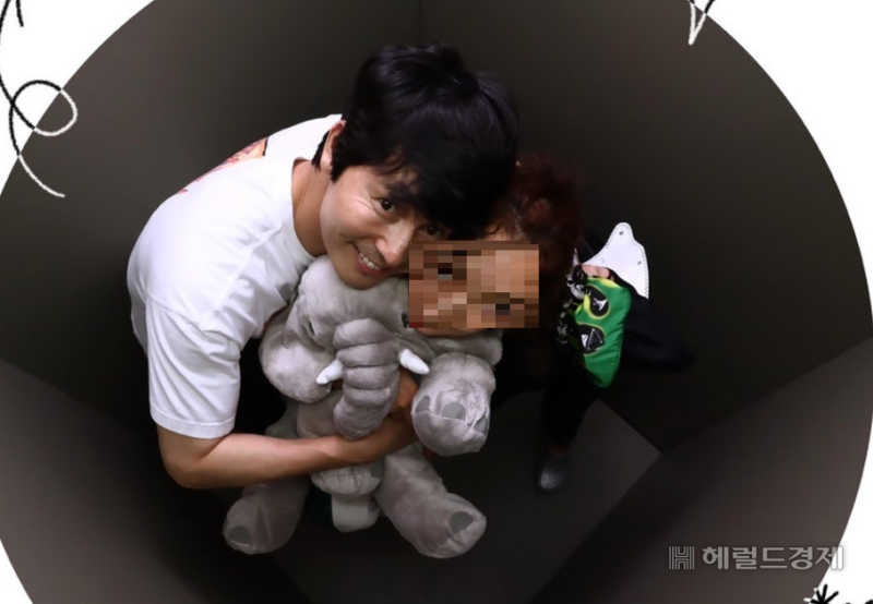 스티커 사진점에 떨어진 사진 누군가 봤더니 <b>정우성</b>…스킨십 사진 유출...