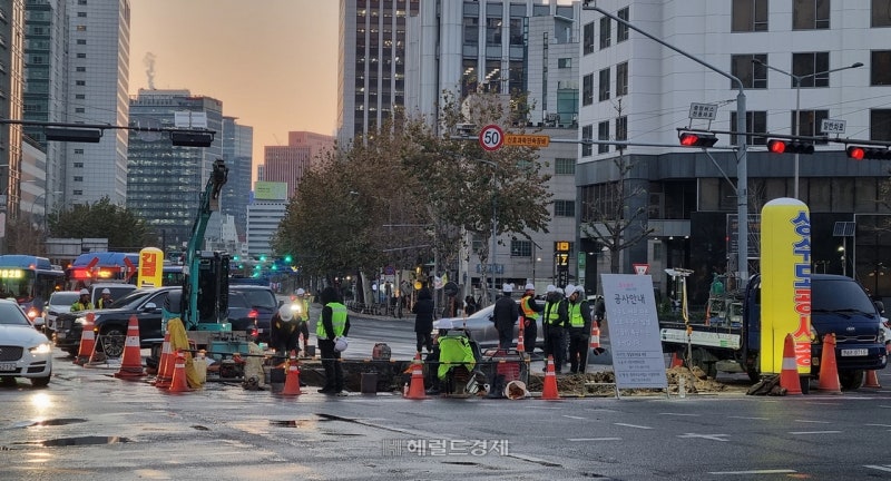광화문 출근길 꽉 막혔다…<b>서대문</b><b>사거리 상수도관</b> 터졌다