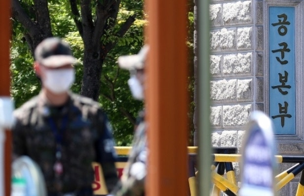 공군 대령 ‘<b>성폭행 미수</b>’ 부인했는데…딸뻘 <b>여군</b> 속옷서 男 DNA 나왔다