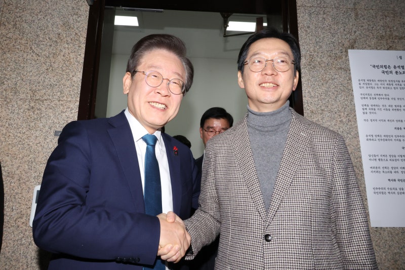 <b>김경수</b>, 귀국 직후 <b>이재명</b>-우원식 연속 회동…“조기 대선? 역할 찾겠다...