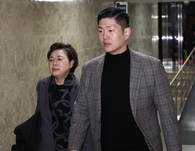 與 <b>김재섭</b> “尹대통령 <b>탄핵</b>하겠다…당론 <b>찬성</b> 촉구”