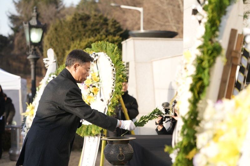 신상진 성남시장, <b>현충탑</b> <b>참배</b>로 <b>새해</b> 업무 시작