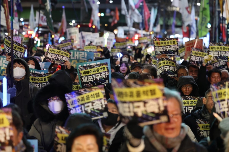 “이러다 밤 새겠네”…12시간 넘게 尹<b>관저</b> 앞 <b>집회</b>, 탄핵 찬반 맞불