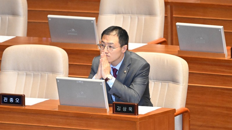 커지는 與 ‘<b>김상욱 탈당</b> 권유’ 논란…野도 가세 [이런정치]