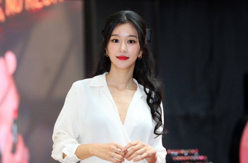 <b>서예지</b> 측, <b>악플러</b> 130명 <b>고소</b> “심리적 고통 묵과 못해”
