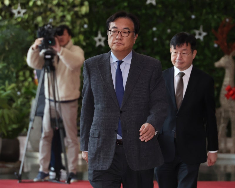 경찰, <b>정진석</b> 대통령<b>비서실장</b> 소환…비상<b>계엄</b> 관련 <b>조사</b>