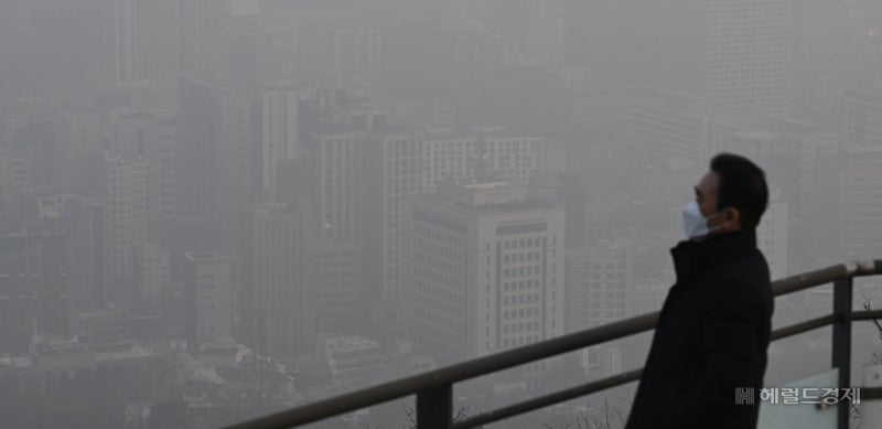 <b>전국</b> 초<b>미세먼지</b> ‘비상’…오전엔 수도권·서해안 짙은 안개