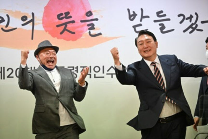 “작년에 끝난 일 이제와”…<b>김흥국</b> ‘<b>무면허 운전</b>’ 비판에 반발