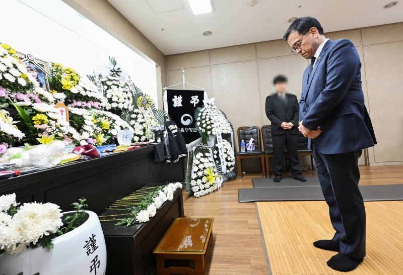 최 대행, <b>피살</b> <b>대전 초등생</b> 하늘이 <b>빈소 조문</b>…“몹시 안타까워”