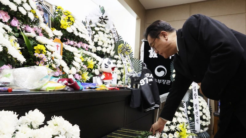 <b>정진석</b> 비서실장, 故 <b>김하늘양</b> 빈소 <b>조문</b>…尹 메세지 전달