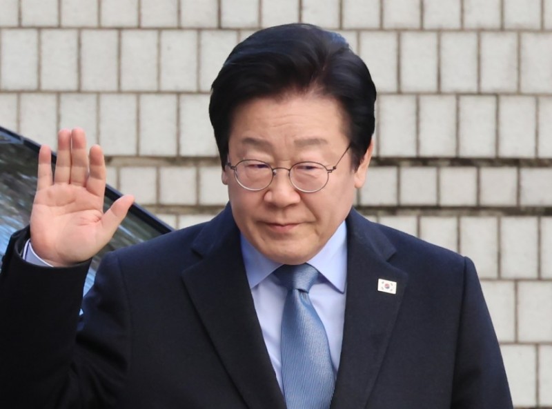이재명 “나도 <b>챗지피티</b>에 의존…모든 국민 AI서비스 제공 받아야”