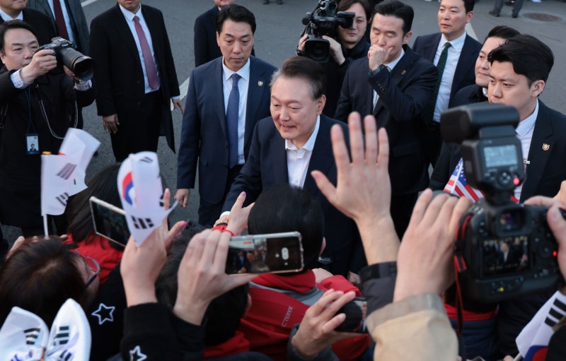 尹 석방에…일요일도 서울 곳곳 대규모 <b>탄핵찬반 집회</b>