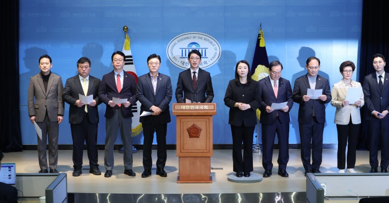 與, <b>오동운 공수처장</b> 불법 체포·위증 혐의 <b>고발</b>