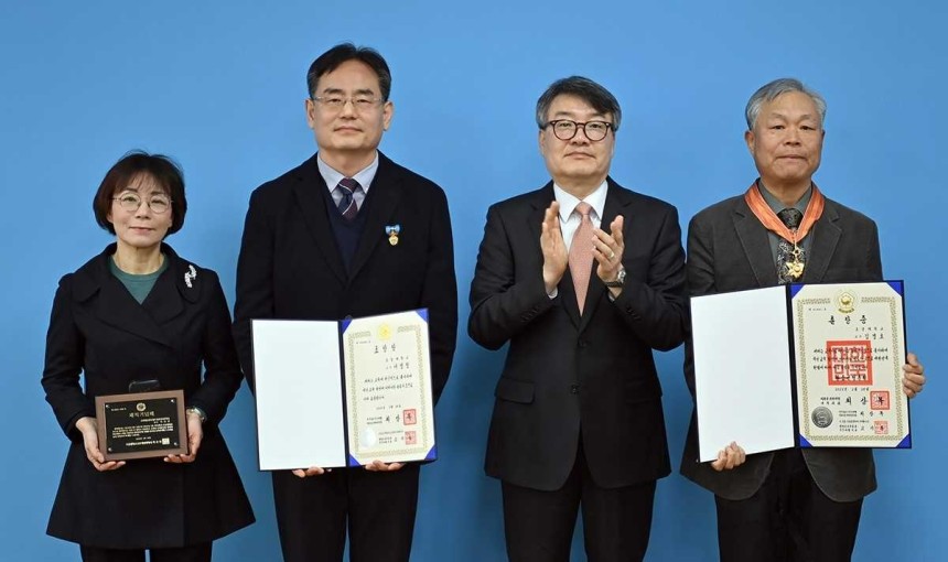 에볼루션 바카라사이트, 퇴직교원 정부포상 전수식·공로패 수여식