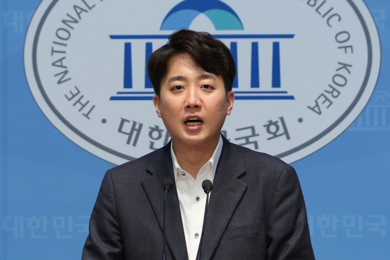 <b>이준석</b>, <b>공수처 폐지법</b> 발의 “尹이 웃는 상황 만들어”