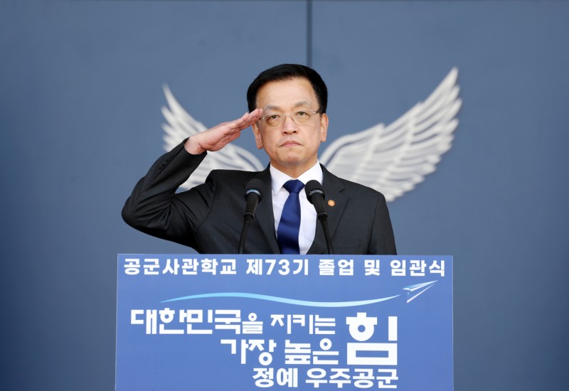 오폭 여파 속 공사 졸업식…<b>최상목</b> “軍, 국민안전 최우선 고려해야”