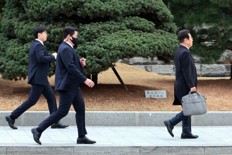<b>이재명 대표</b> 경찰 신변보호 받는다[세상&]