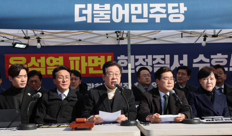 <b>이재명</b> “헌재에 신속 <b>판결</b> 촉구…위기 본질은 국정혼란 지속”