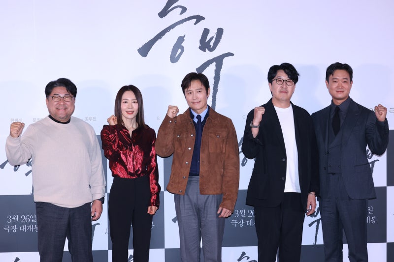 ‘연기 신(神)’ <b>이병헌</b>의 타이틀방어전 ‘<b>승부</b>’…“상처 많은 영화, ...