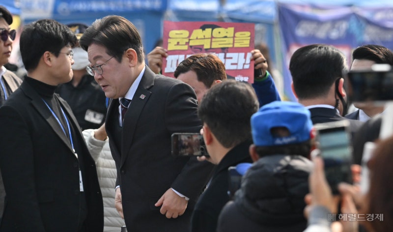 [헤럴드pic] <b>최고위</b> 참석하는 <b>이재명 대표</b>