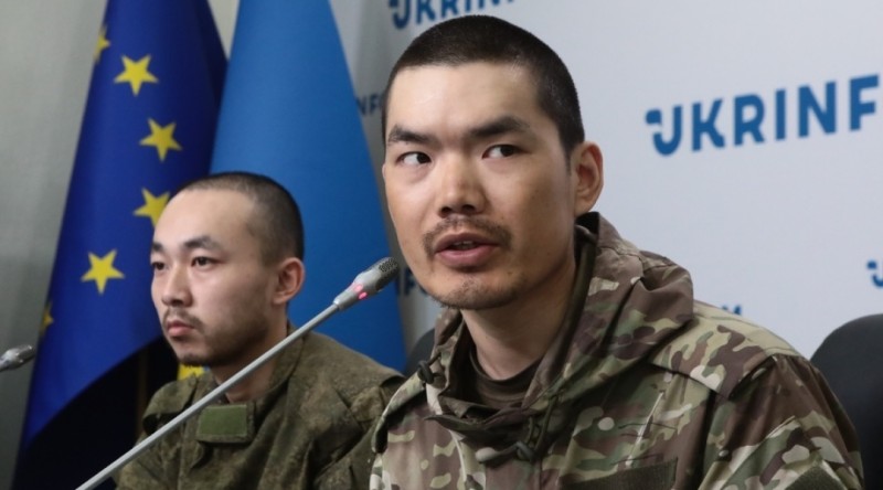 “러시아 거짓말에 속았다” <b>우크라</b>에 잡힌 <b>중국인</b> <b>용병</b> 2명 회견