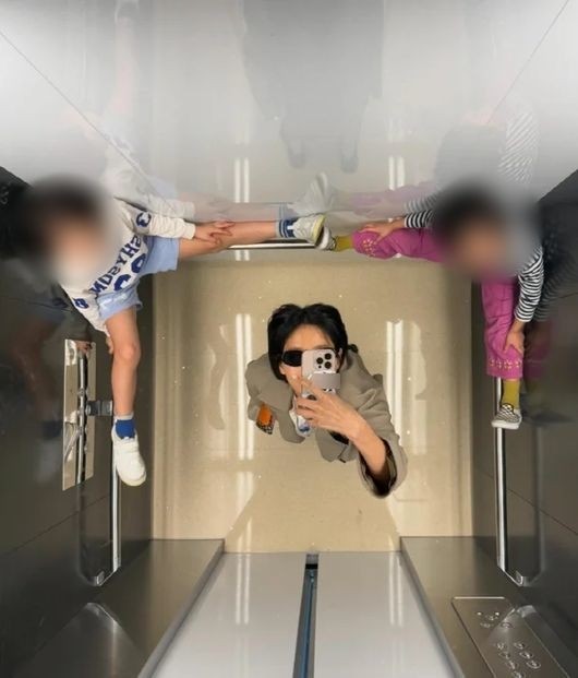 엘베 손잡이에 발을 ‘턱’…<b>김나영</b> 공중도덕 <b>논란</b> 부른 사진 한 장