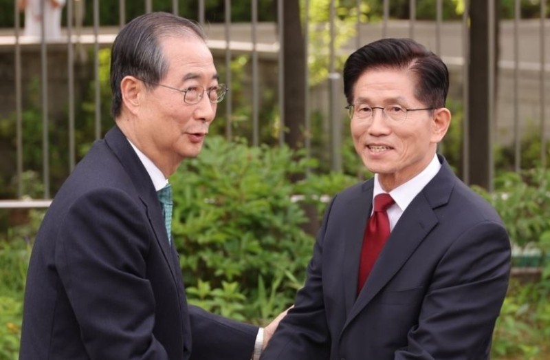 <b>김문수</b> “<b>한덕수</b>와 단일화? 오늘내일 토론으로 담판”