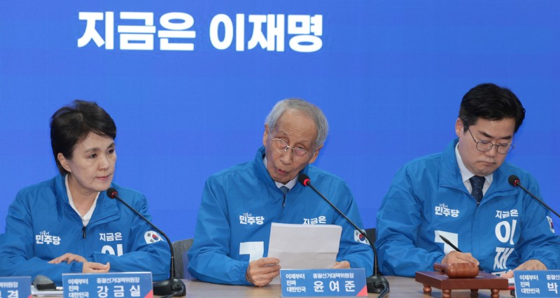 <b>윤여준</b> “<b>김문수</b>-<b>한덕수</b> 후보 <b>권력투쟁</b>, 대선 의미 크게 훼손”