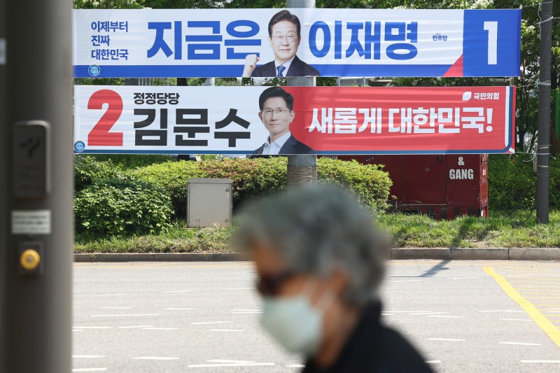 찢기고 구멍난 <b>이재명 현수막</b>…서울·인천서 잇달아 <b>훼손</b> 사건 [세상&]