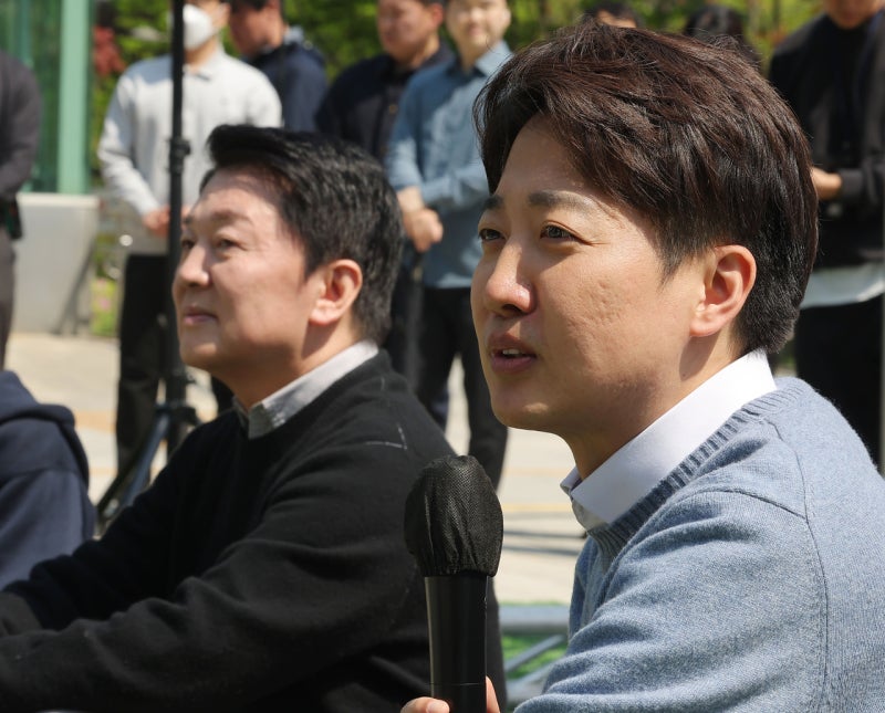 <b>안철수</b>, <b>이준석</b>에 만남 간곡 요청…“허심탄회하게 얘기하자”