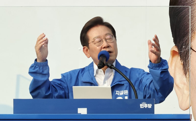 <b>이재명</b> “<b>가덕도 신공항</b> 사업, 온전히 새 정부 책임…신속하게 하겠다”