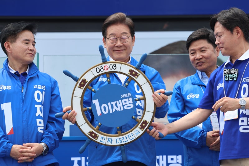 <b>이재명</b> “역사적 범죄 눈감는 건 정치가 아니다…내란 규명해야”