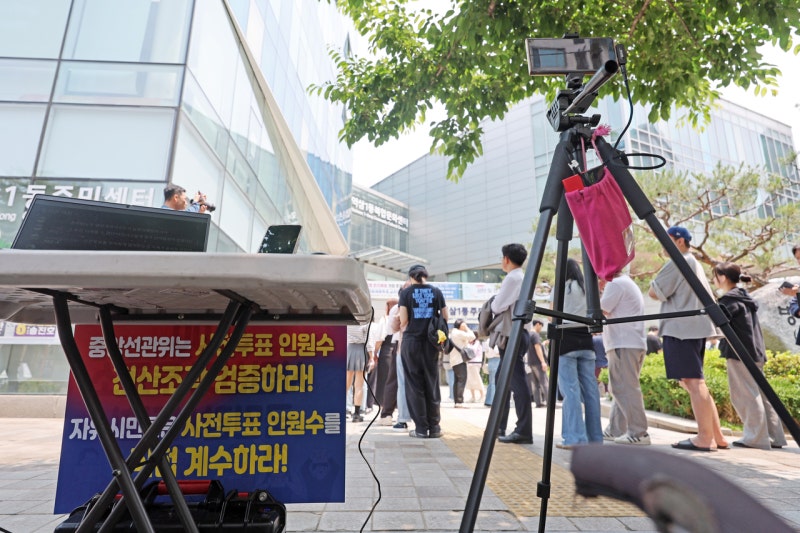 “당신 중국인이지?” 투표소 뒤덮은 <b>부정선거</b> 감시자들 [세상&]