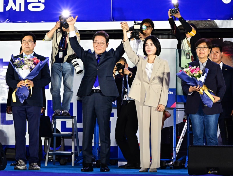 <b>외신</b> “대통령 된 소년 노동자…흉기 습격·소송·계엄도 못 막아”[이...