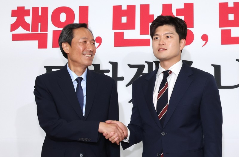 <b>우상호</b> 만난 김용태 “李재판중단법·헌법재판관·포퓰리즘 침묵 않겠다...