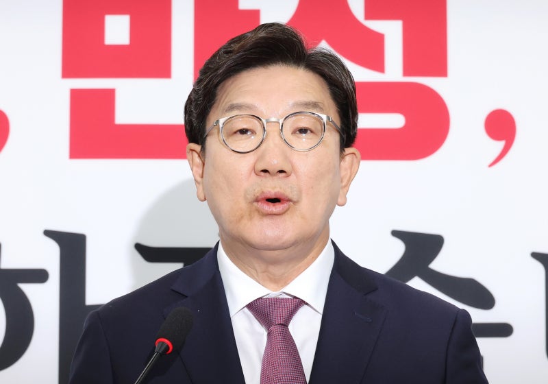 퇴임 <b>권성동</b> “尹 떠나도 당 살아야 한다 생각…누구 탓하며 분열 말자...